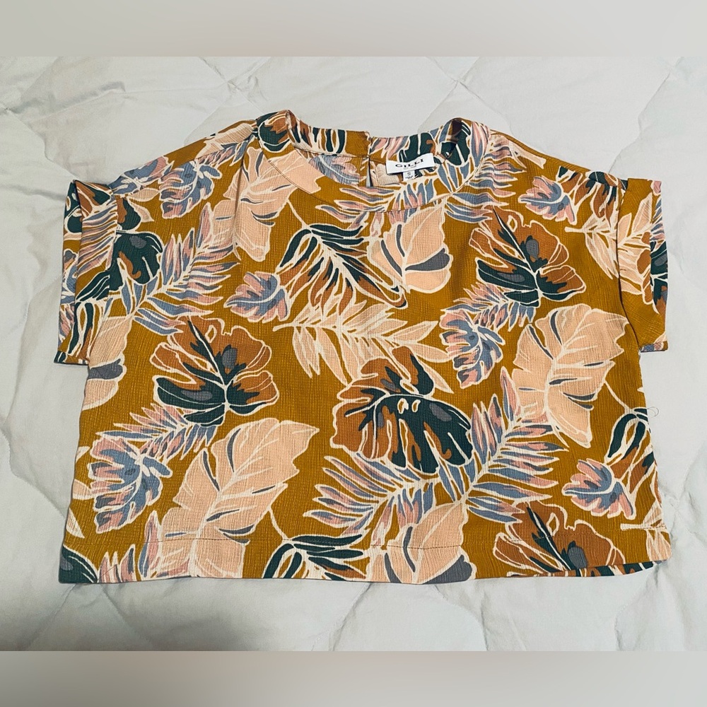 NWT Gilli Multicolor Leaf Print Top